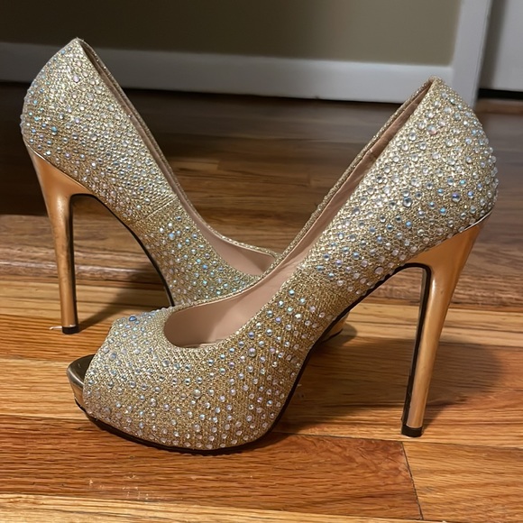 Womens Gold Heels - Picture 3 of 3